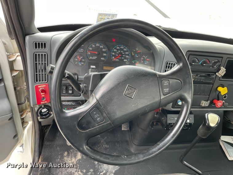 image for item LW9003 2005 International 4400 digger derrick truck