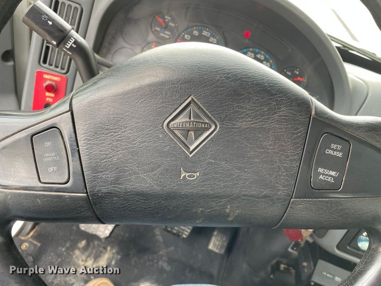 image for item LW9003 2005 International 4400 digger derrick truck