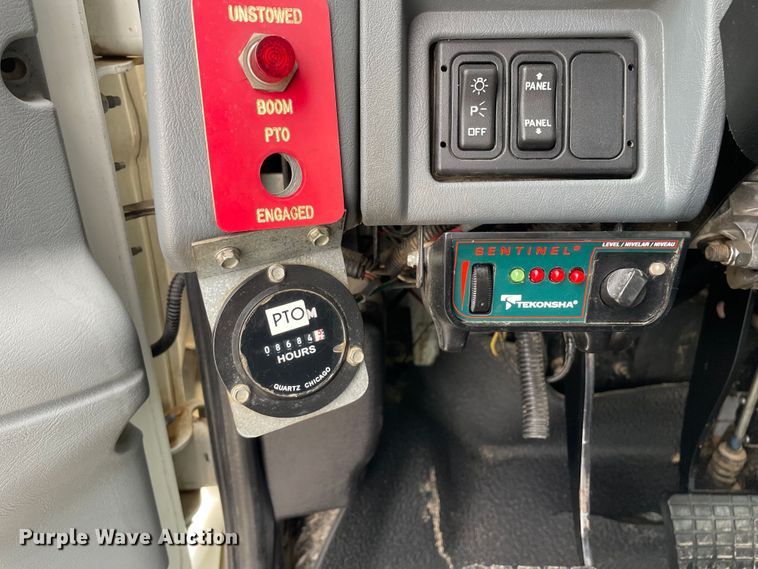 image for item LW9003 2005 International 4400 digger derrick truck