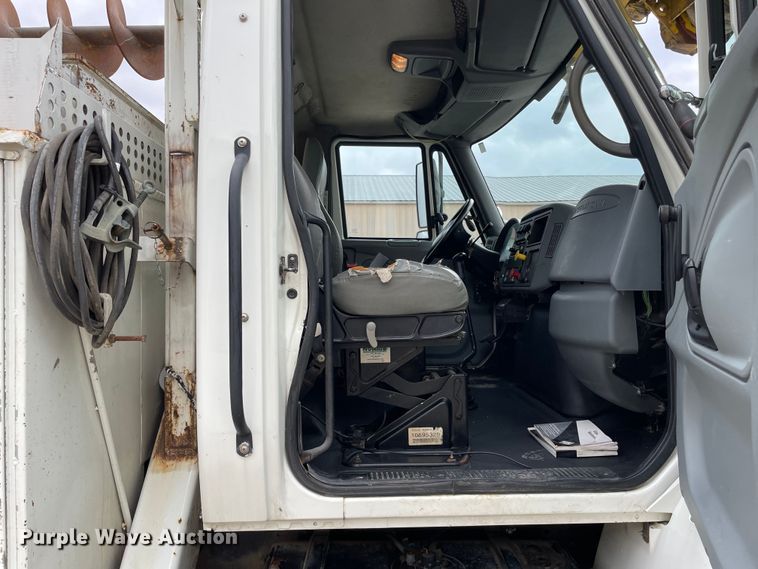 image for item LW9003 2005 International 4400 digger derrick truck