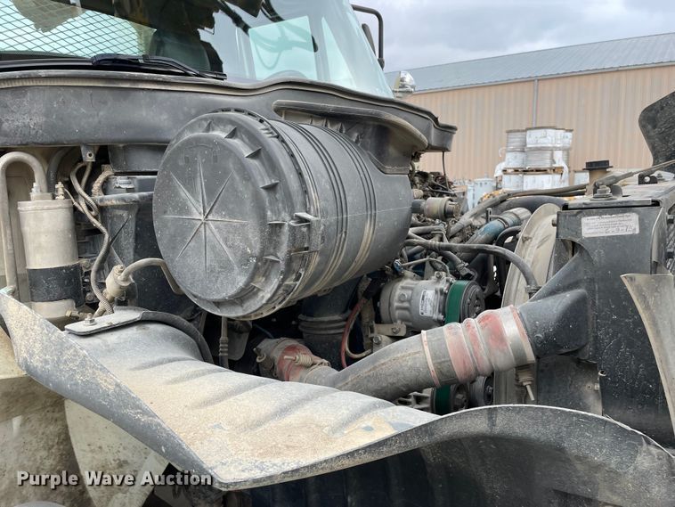 image for item LW9003 2005 International 4400 digger derrick truck