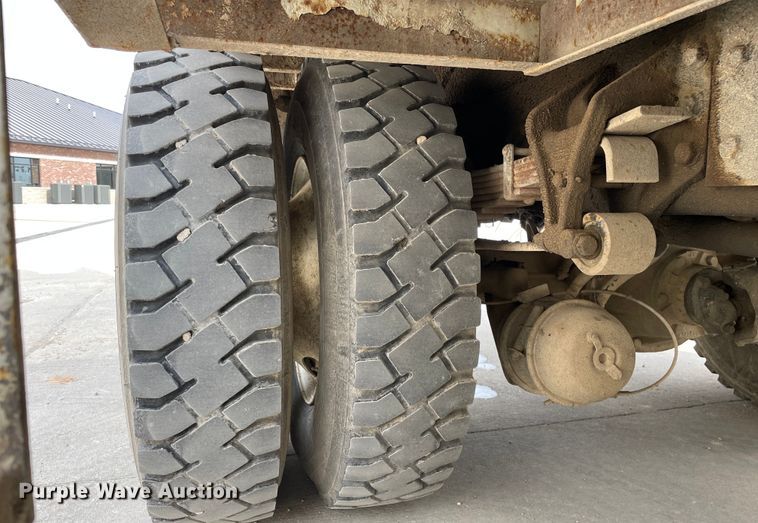 image for item LW9003 2005 International 4400 digger derrick truck