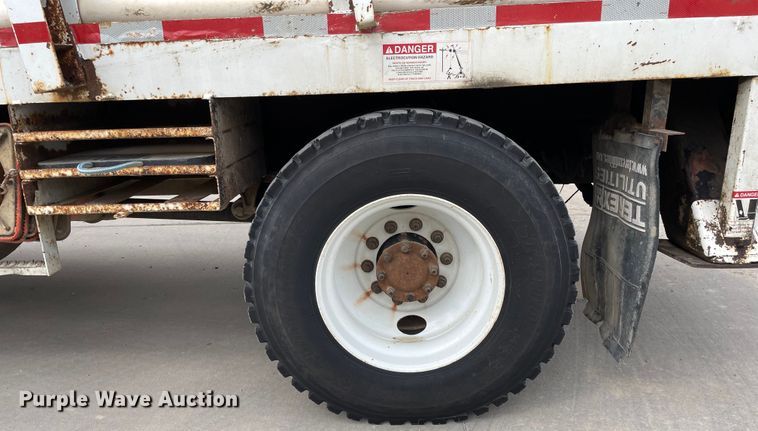 image for item LW9003 2005 International 4400 digger derrick truck