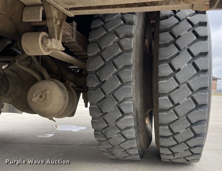 image for item LW9003 2005 International 4400 digger derrick truck