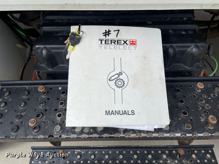 image for item LW9003 2005 International 4400 digger derrick truck