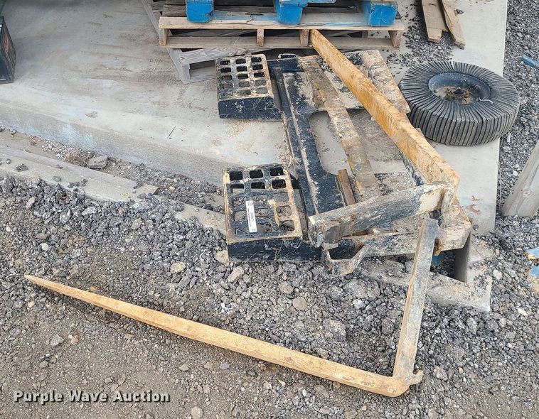 image for item MQ9671 Skid steer forks