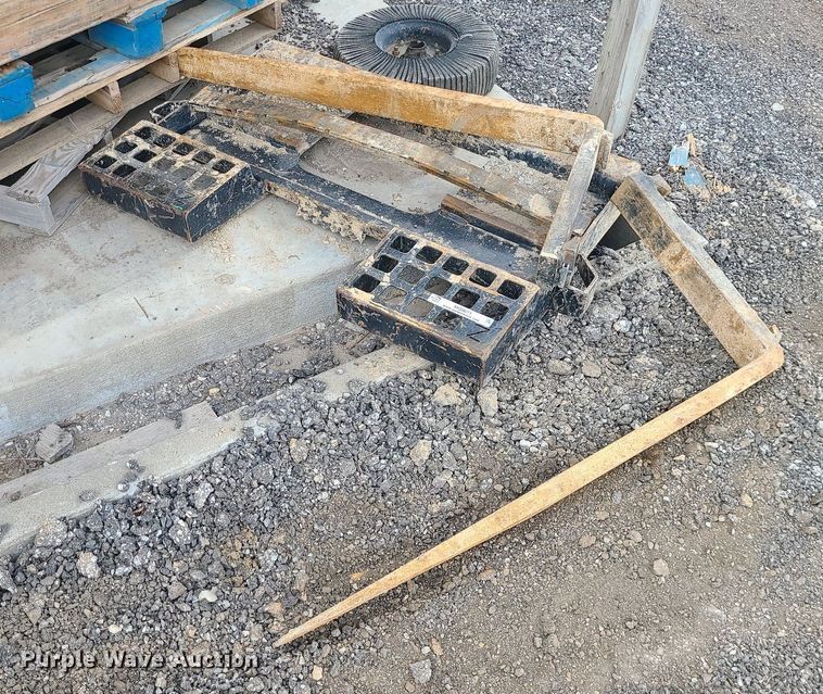 image for item MQ9671 Skid steer forks