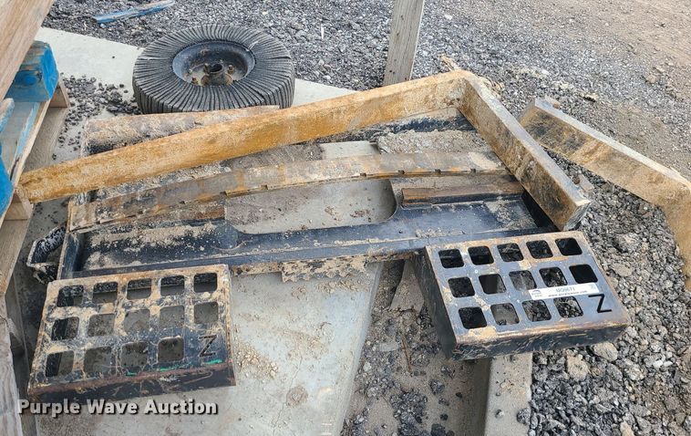 image for item MQ9671 Skid steer forks