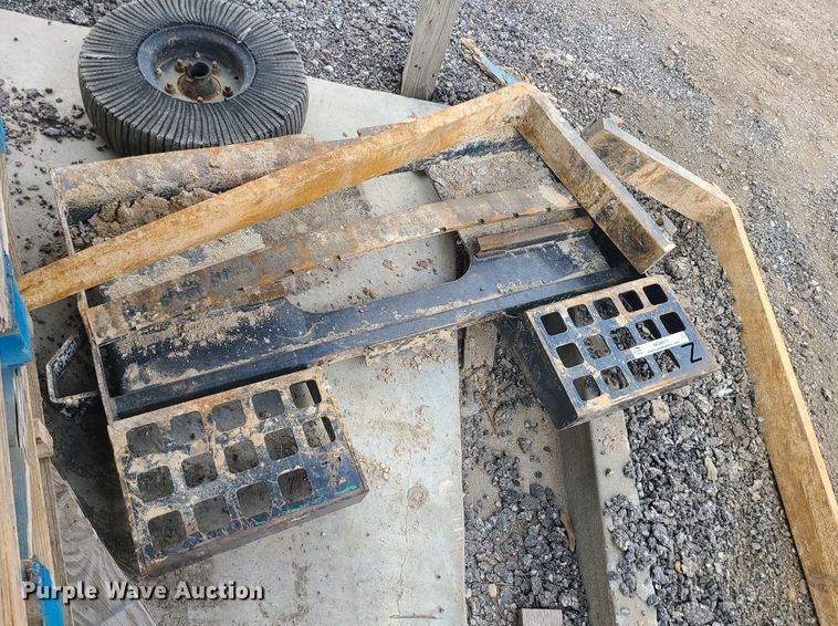 image for item MQ9671 Skid steer forks