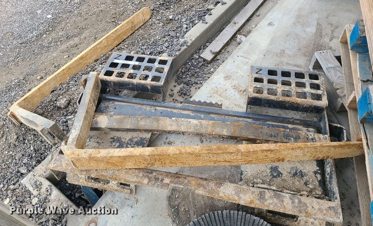 image for item MQ9671 Skid steer forks