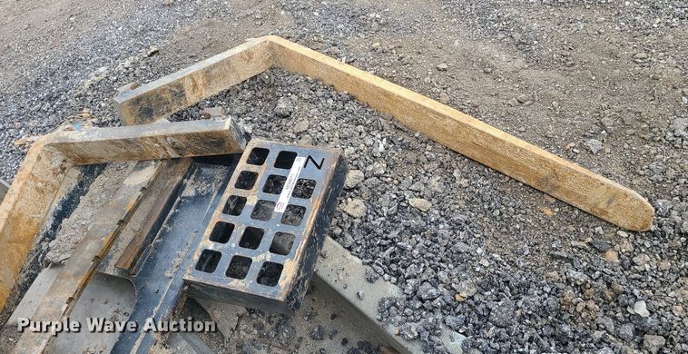 image for item MQ9671 Skid steer forks