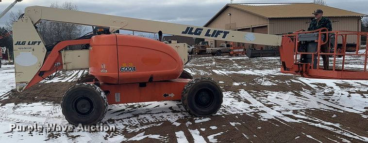 image for item NB9511 2001 JLG 600A boom lift