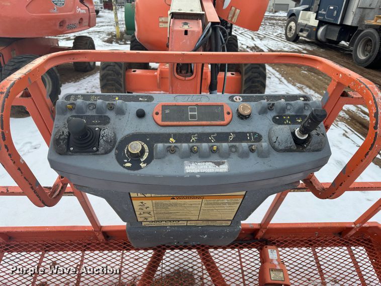 image for item NB9511 2001 JLG 600A boom lift