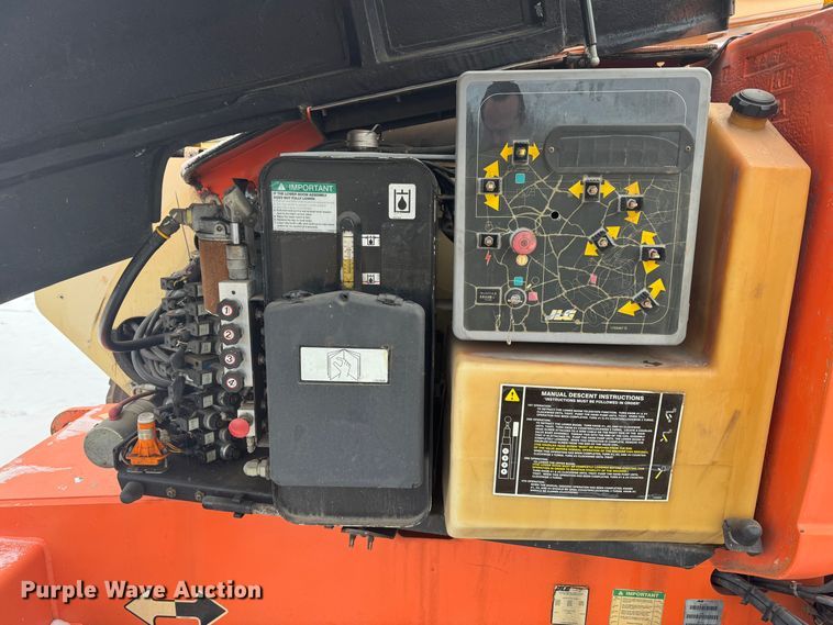 image for item NB9511 2001 JLG 600A boom lift