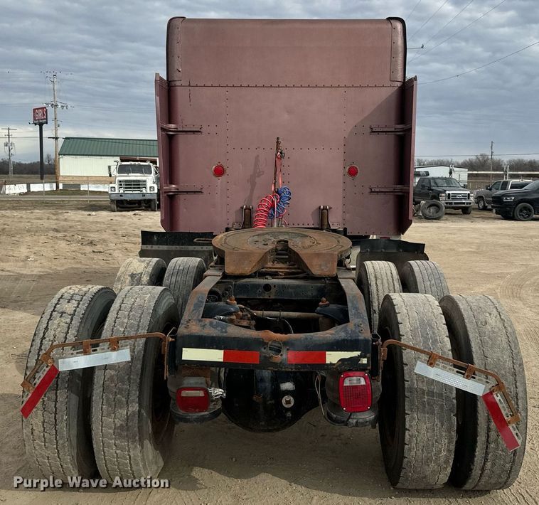 image for item NF9341 1995 Peterbilt  377 semi truck
