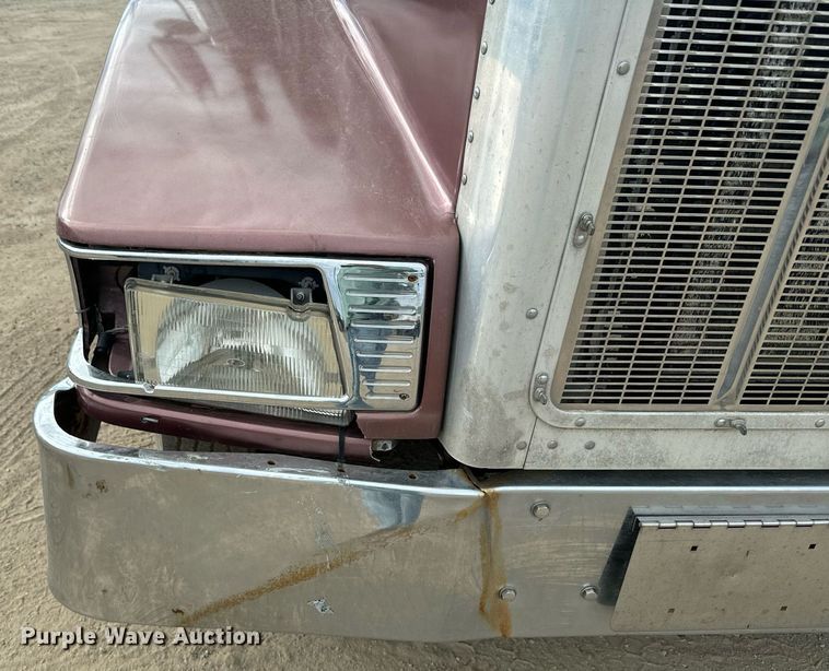 image for item NF9341 1995 Peterbilt  377 semi truck