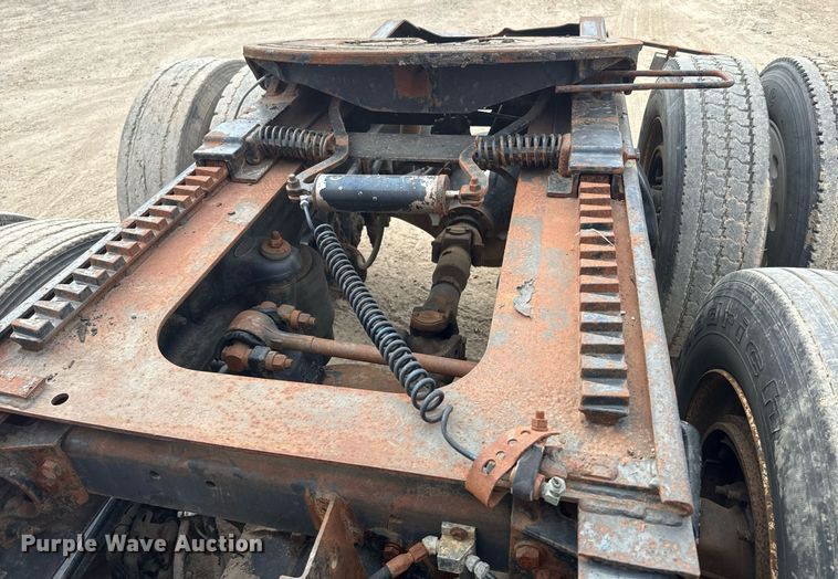 image for item NF9341 1995 Peterbilt  377 semi truck