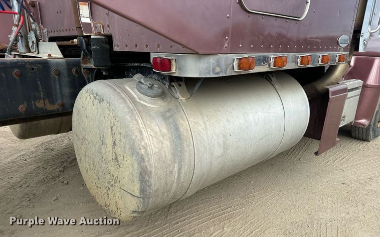 image for item NF9341 1995 Peterbilt  377 semi truck