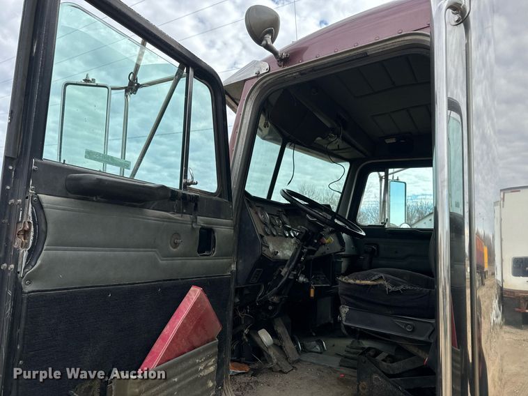 image for item NF9341 1995 Peterbilt  377 semi truck