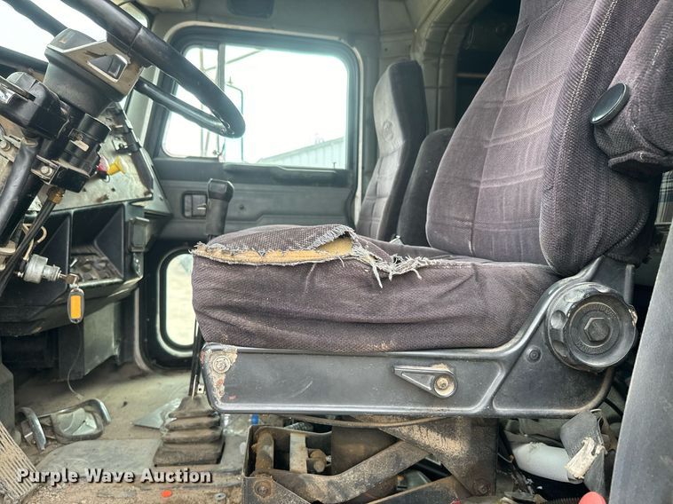 image for item NF9341 1995 Peterbilt  377 semi truck