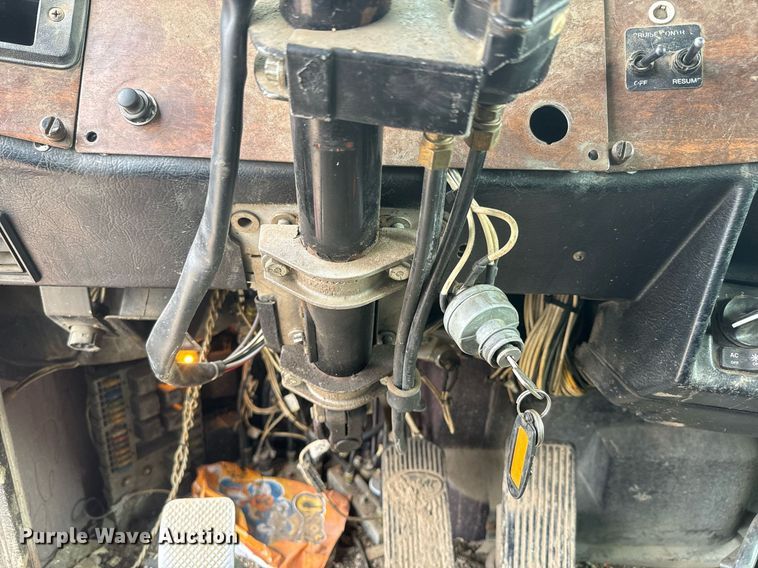 image for item NF9341 1995 Peterbilt  377 semi truck