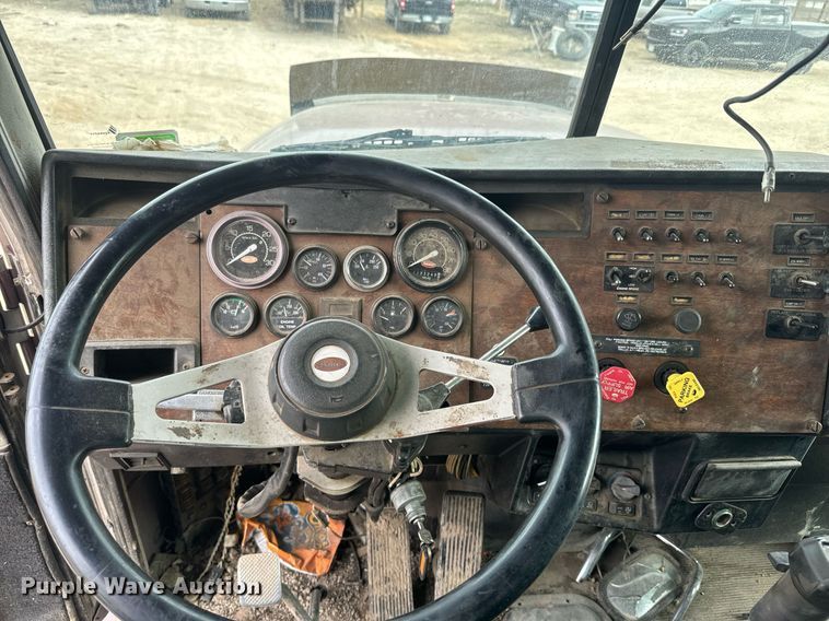 image for item NF9341 1995 Peterbilt  377 semi truck