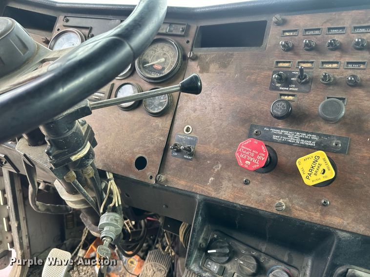 image for item NF9341 1995 Peterbilt  377 semi truck