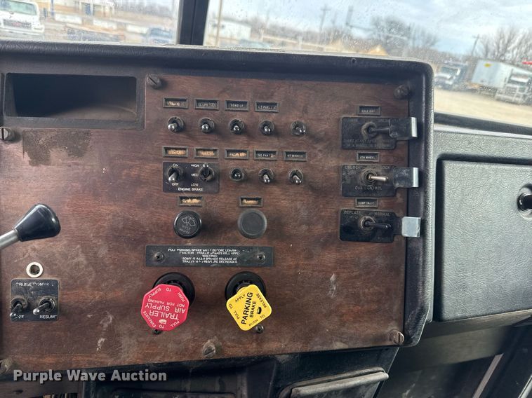 image for item NF9341 1995 Peterbilt  377 semi truck