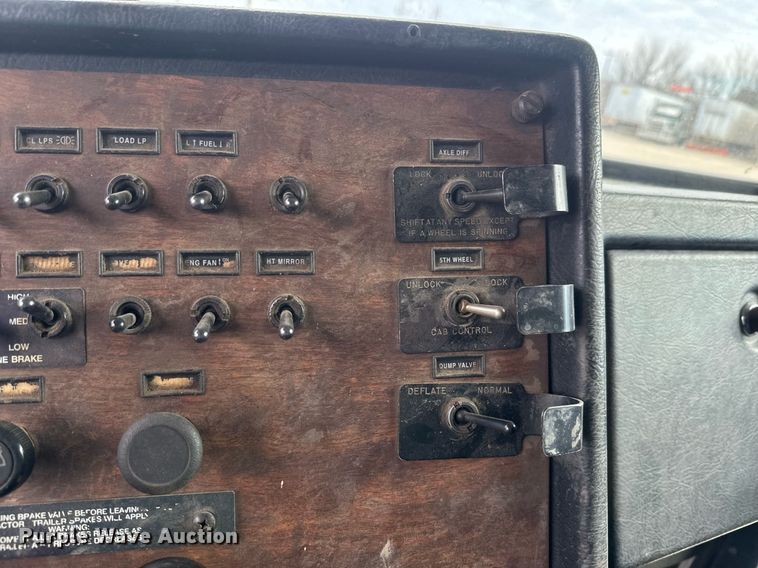 image for item NF9341 1995 Peterbilt  377 semi truck