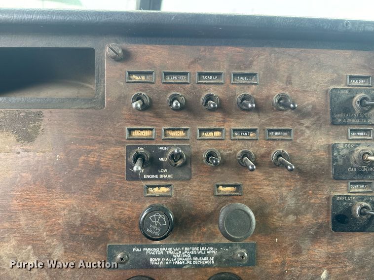 image for item NF9341 1995 Peterbilt  377 semi truck