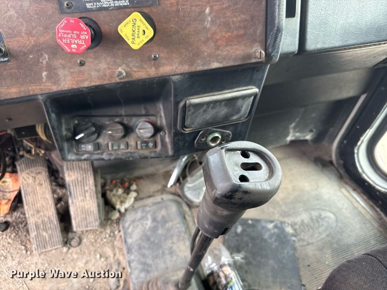 image for item NF9341 1995 Peterbilt  377 semi truck