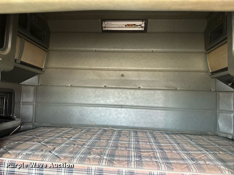 image for item NF9341 1995 Peterbilt  377 semi truck