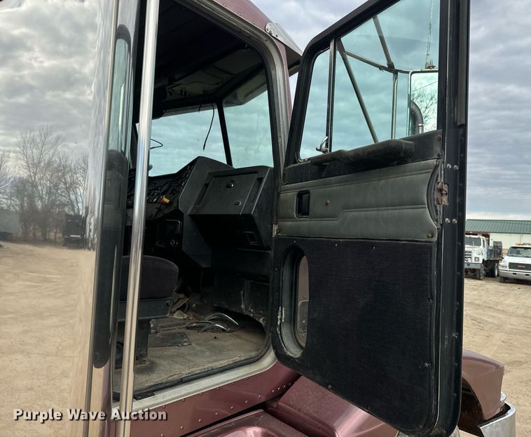 image for item NF9341 1995 Peterbilt  377 semi truck