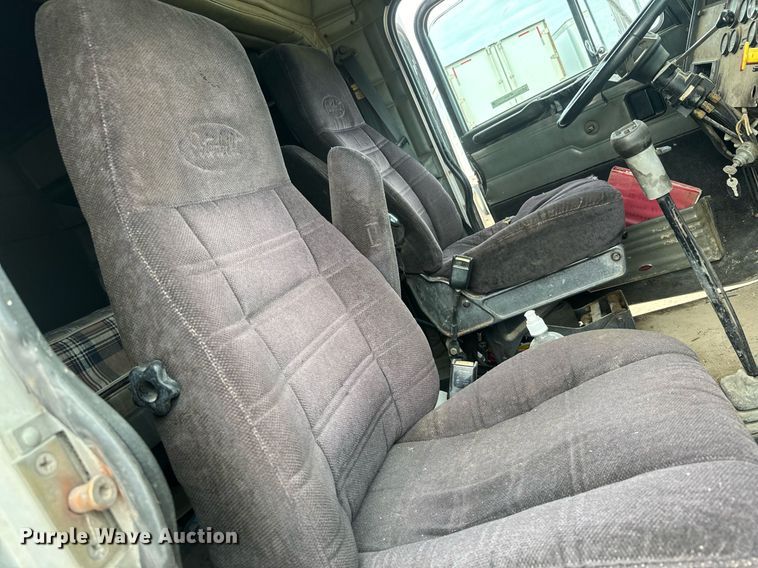 image for item NF9341 1995 Peterbilt  377 semi truck