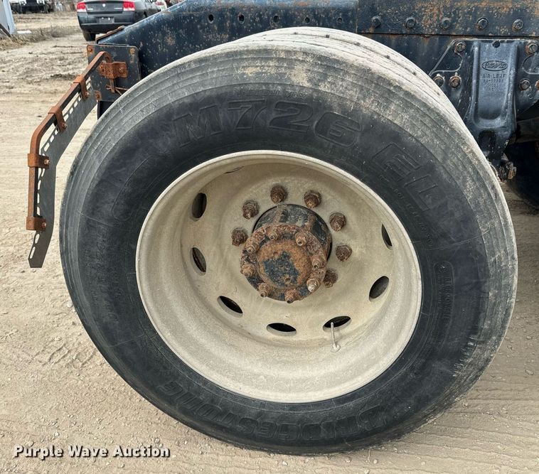 image for item NF9341 1995 Peterbilt  377 semi truck