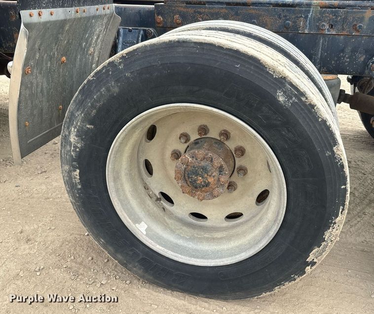 image for item NF9341 1995 Peterbilt  377 semi truck