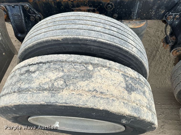 image for item NF9341 1995 Peterbilt  377 semi truck