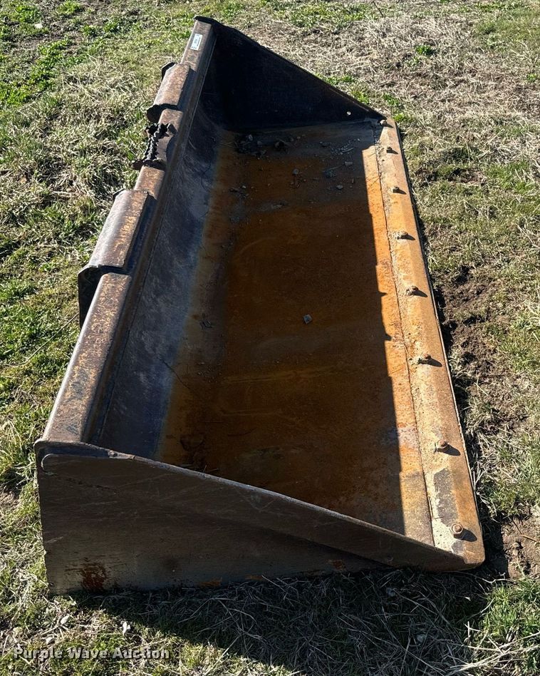 image for item NF9359 John Deere skid steer bucket