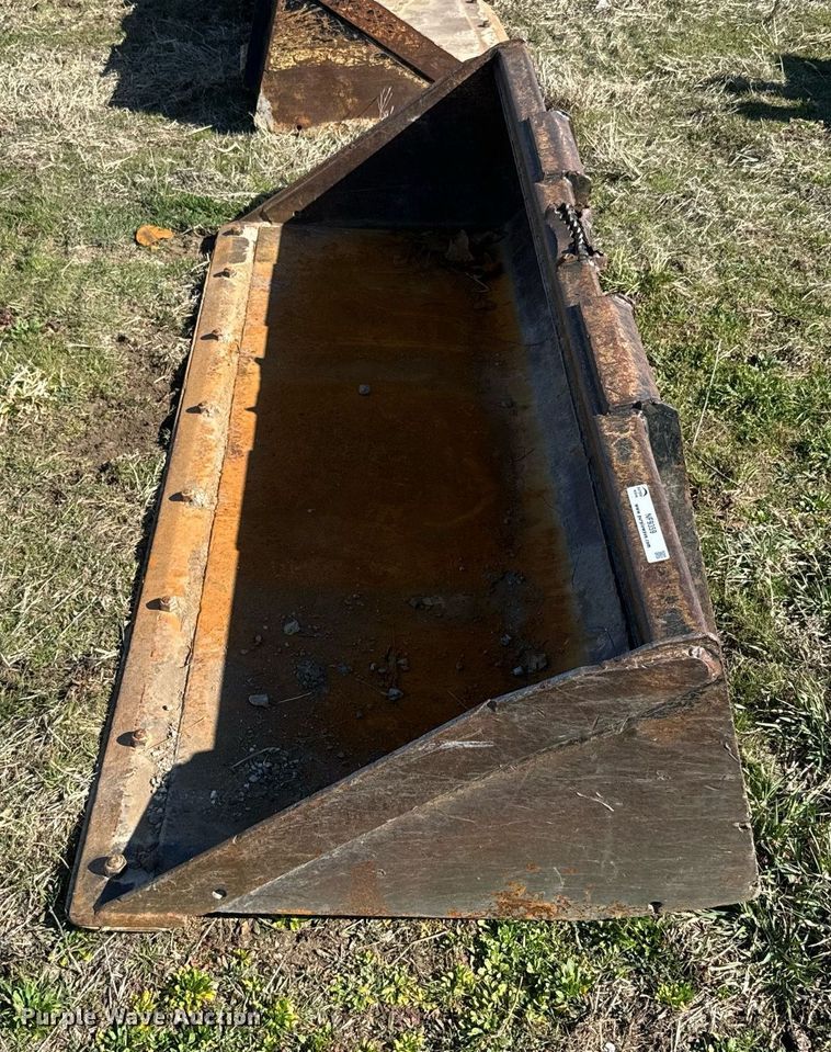 image for item NF9359 John Deere skid steer bucket