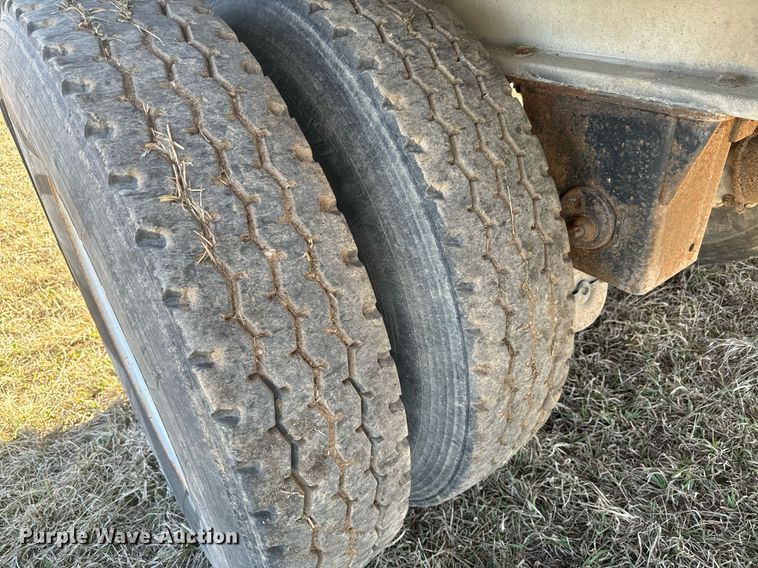 image for item NF9368 1997 Ravens flatbed trailer