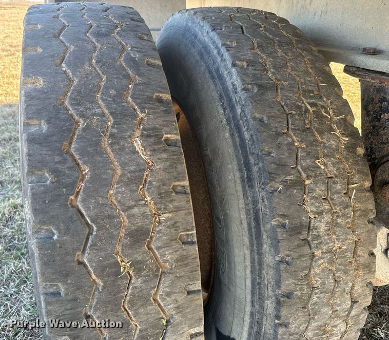 image for item NF9368 1997 Ravens flatbed trailer