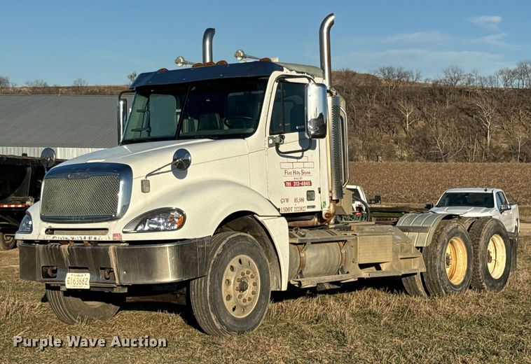 image for item NF9369 2007 Freightliner  Columbia  semi truck