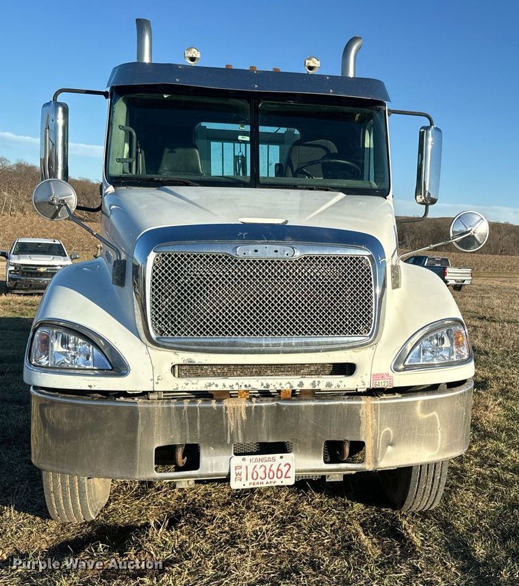 image for item NF9369 2007 Freightliner  Columbia  semi truck