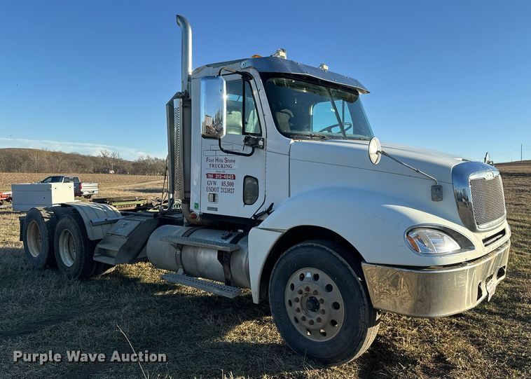 image for item NF9369 2007 Freightliner  Columbia  semi truck
