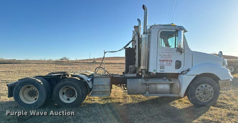 image for item NF9369 2007 Freightliner  Columbia  semi truck