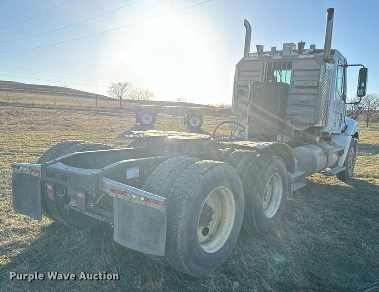 image for item NF9369 2007 Freightliner  Columbia  semi truck