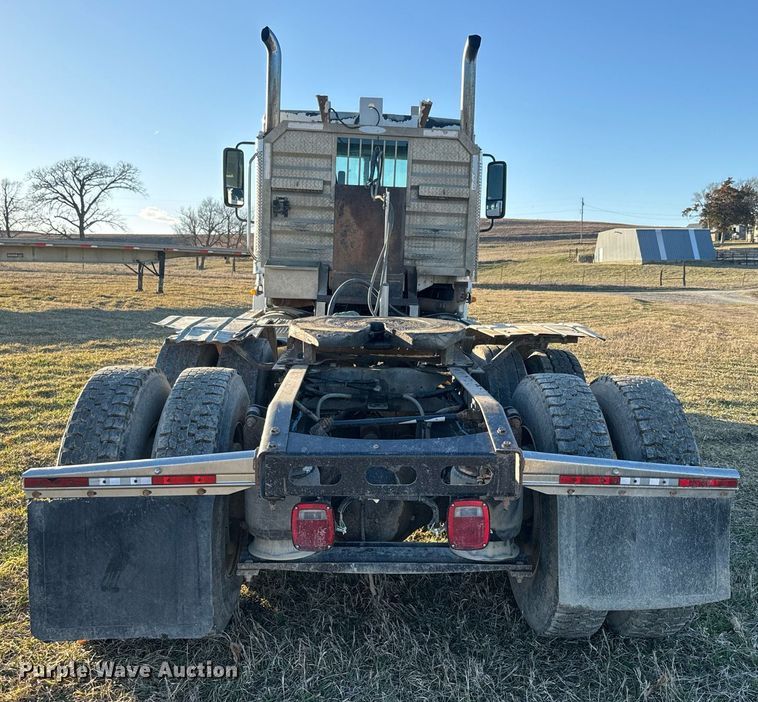 image for item NF9369 2007 Freightliner  Columbia  semi truck