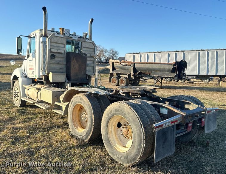 image for item NF9369 2007 Freightliner  Columbia  semi truck