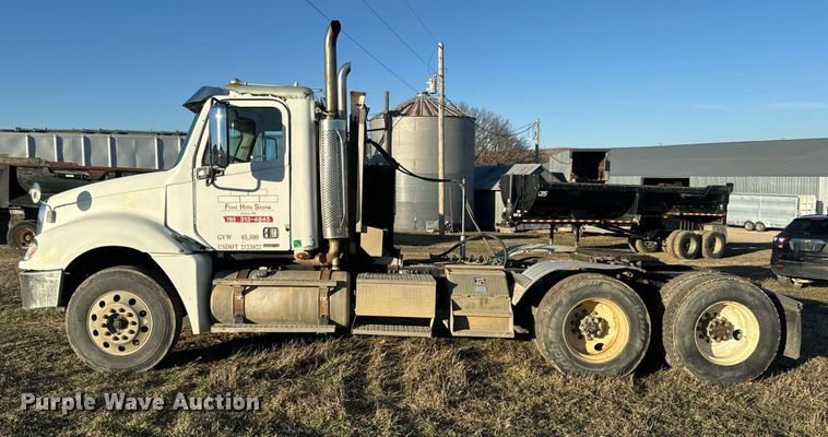 image for item NF9369 2007 Freightliner  Columbia  semi truck