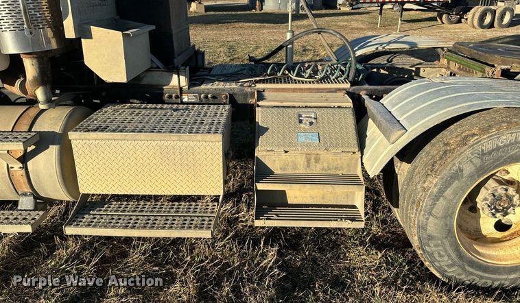 image for item NF9369 2007 Freightliner  Columbia  semi truck